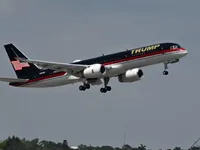 Máy bay riêng của ông Trump va chạm với máy bay khác ở sân bay Florida
