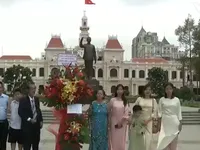 Gia đình 32 năm dâng hoa sinh nhật Bác Hồ