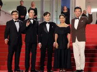 Mẹ Jung Hae In rơi nước mắt khi con trai xuất hiện tại LHP Cannes 2024