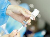 Chuyên gia Bộ Y tế nói gì về tác dụng phụ dẫn đến đông máu của vaccine AstraZeneca?
