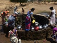 Người dân Ấn Độ chật vật tìm nước giữa nắng nóng