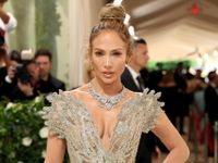 Jennifer Lopez lung linh trong bộ váy xuyên thấu, đeo vòng kim cương khổng lồ trên thảm đỏ Met Gala 2024