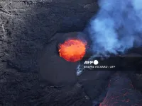 Núi lửa ở Iceland tiếp tục phun dung nham và khói bụi, vết nứt kéo dài hơn 3 km