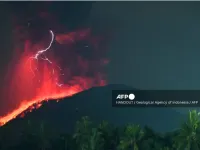 Núi lửa Ibu ở Indonesia tiếp tục phun trào, tung cột tro bụi dày đặc cao tới 7 km