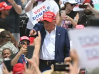 Ông Trump tổ chức vận động tranh cử ở bang Nevada trong đợt nắng nóng thiêu đốt