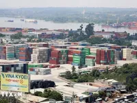 Vietnam's trade surplus tops 8 billion USD in five months