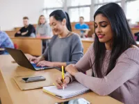 Australia 'đóng' 2 cửa xin visa du học