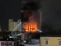 Cháy nhà dân trên phố Định Công Hạ (Hà Nội)