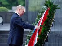 Tổng thống Nga Vladimir Putin vào Lăng viếng Chủ tịch Hồ Chí Minh