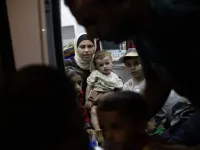 Trẻ em bị thương và mắc bệnh rời khỏi Gaza trong chuyến sơ tán y tế đầu tiên
