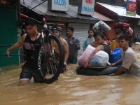 Bão Gaemi mang mưa lớn gây ngập lụt ở Manila (Philippines), hàng loạt chuyến bay bị hủy