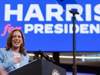 Bà Harris dẫn trước ông Trump ở 4 bang chiến trường