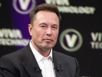 Bất kể ngày hay đêm, cứ cách nửa tiếng Elon Musk lại đăng một bài trên mạng xã hội