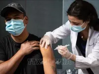 FDA Mỹ phê duyệt vaccine phòng COVID-19 cập nhật chống các biến thể đang lưu hành