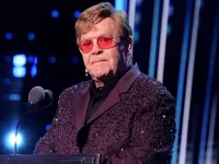 Elton John mất thị lực một bên mắt