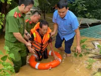 Công an, quân đội gồng mình giúp dân trong bão lũ