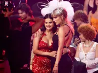 Selena Gomez không hoà hợp với bạn bè của Taylor Swift