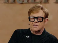 Elton John khổ sở vì nhiễm trùng mắt