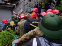 Cứu bé gái ở Quảng Ninh mắc kẹt gần 3 tiếng đồng hồ do sạt lở đất