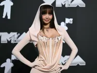 Lisa (BLACKPINK) đẹp tựa nữ thần tại thảm đỏ VMAs 2024