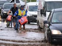 Lũ lụt cuốn trôi nhà cửa ở Romania, hàng nghìn người phải di dời