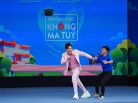 Nghệ sỹ Trung Ruồi dụ dỗ MC Hồng Phúc trong gameshow Trường học không ma túy mùa 2