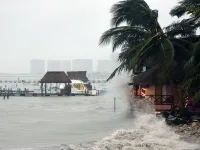 Siêu bão Helene mạnh nhất năm sắp đổ bộ bang Florida (Mỹ), hàng trăm chuyến bay bị hủy