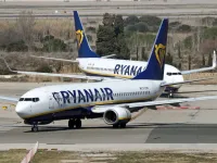 Máy bay Boeing của Ryanair cháy động cơ, hơn 180 hành khách phải sơ tán