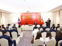 PM works with Vietnamese representative agencies in Laos