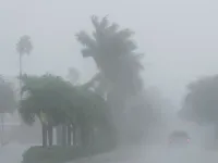 Siêu bão Milton đổ bộ Florida (Mỹ): Mưa lớn 'ngàn năm có một', lốc xoáy thổi bay nhà