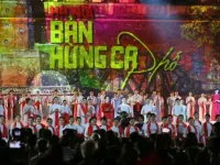 Hanoi – The Heroic Anthem of the Streets: A Sky Full of Flags and Flowers, Brimming with Majestic Emotions