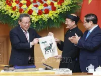 Vietnamese, Chinese government leaders experience making of Dong Ho folk painting