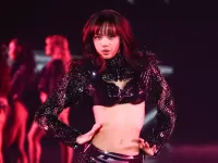 Lisa (BLACKPINK) mở màn show diễn nội y Victoria’s Secret