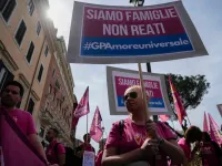 Italy cấm tìm kiếm người mang thai hộ ở nước ngoài