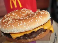 Mỹ: Một người chết do E.Coli liên quan đến bánh hamburger của McDonald’s