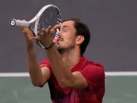 Daniil Medvedev dừng bước tại vòng 2 Paris Masters