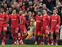 Salah tỏa sáng, Liverpool giành ngôi đầu bảng