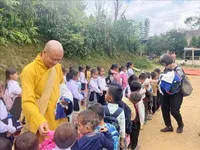 Vietnamese community supports Lao people affected by floods