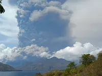 Hủy gần 100 chuyến bay tại Indonesia do tro bụi núi lửa