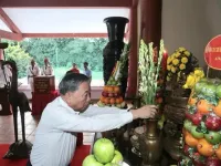 Party leader offers incense in memony of late President Ho Chi Minh in Ca Mau