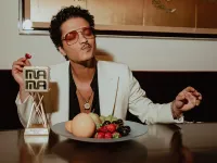 Bruno Mars tận hưởng niềm vui chiến thắng MAMA Awards 2024