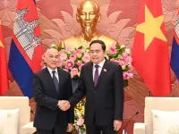 Top legislator meets with Cambodian King in Hanoi