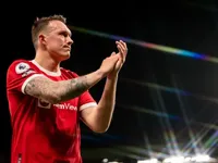 Phil Jones tiết lộ: Câu hỏi duy nhất từ Sir Alex khiến tôi từ chối Arsenal và Chelsea