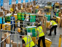 Nhân viên Amazon đình công tại nhiều kho hàng Mỹ trong mùa cao điểm