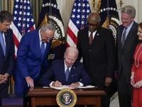 Tổng thống Mỹ Joe Biden ký ban hành 50 luật trước khi mãn nhiệm