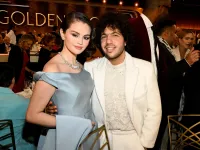 Selena Gomez tình tứ với hôn phu tại Quả cầu vàng 2025