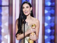 Demi Moore giành giải Quả cầu vàng đầu tiên trong sự nghiệp