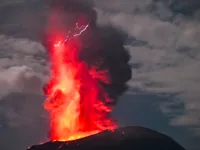 Núi lửa Ibu ở Indonesia phun dung nham nóng đỏ và phóng cột khói lửa