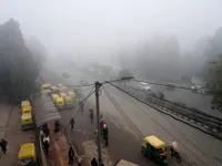 Giao thông Ấn Độ tê liệt do sương mù dày đặc