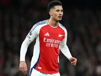 William Saliba phản ứng ra sao khi CĐV Arsenal cầu xin anh không gia nhập Real Madrid?